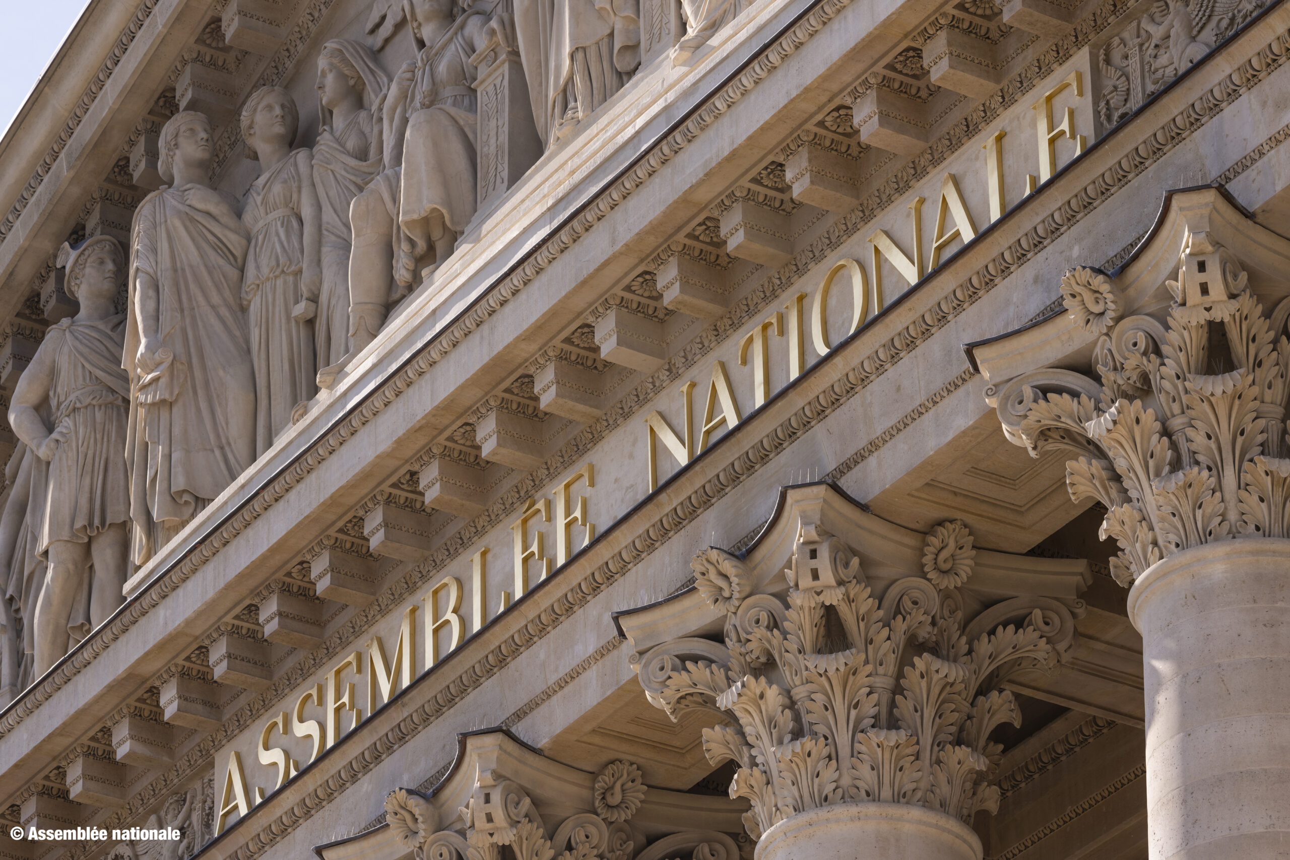 Colonnade Assemblee nationale scaled